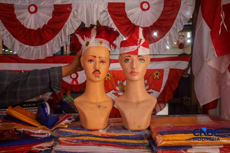 Calon pembeli melihat pernak-pernik peringatan Hari Ulang Tahun (HUT) ke-80 Republik Indonesia yang dijual di kawasam Pasar Jatinegara, Jakarta, Rabu (4/8/2026). (CNBC Indonesia/Faisal Rahman)