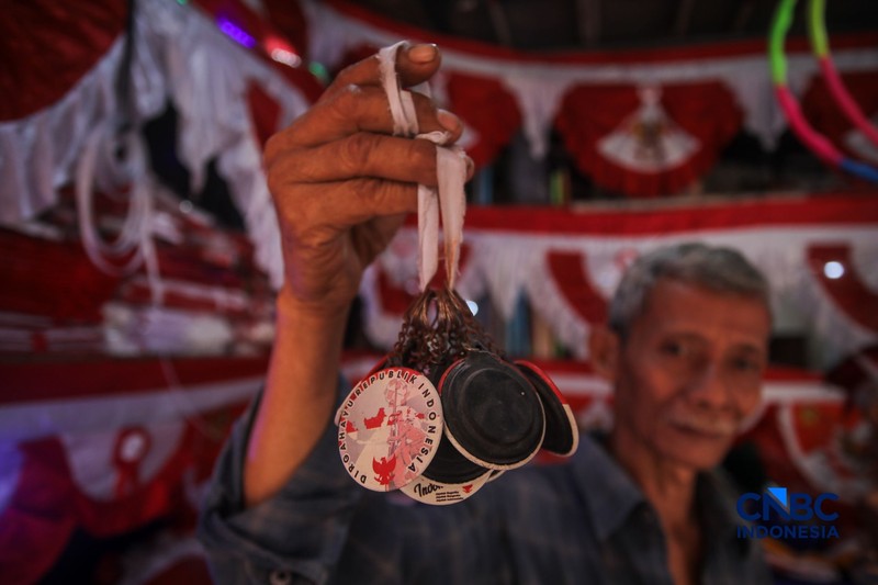 Calon pembeli melihat pernak-pernik peringatan Hari Ulang Tahun (HUT) ke-80 Republik Indonesia yang dijual di kawasam Pasar Jatinegara, Jakarta, Rabu (4/8/2026). (CNBC Indonesia/Faisal Rahman)