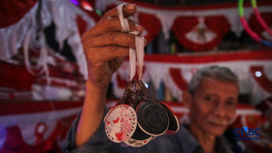 Calon pembeli memandang pernak-pernik peringatan Hari Ulang Tahun (HUT) ke-80 Republik Indonesia nan dijual di kawasam Pasar Jatinegara, Jakarta, Rabu (4/8/2026).
