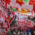 Calon pembeli melihat pernak-pernik peringatan Hari Ulang Tahun (HUT) ke-80 Republik Indonesia yang dijual di kawasam Pasar Jatinegara, Jakarta, Rabu (4/8/2026). (CNBC Indonesia/Faisal Rahman)