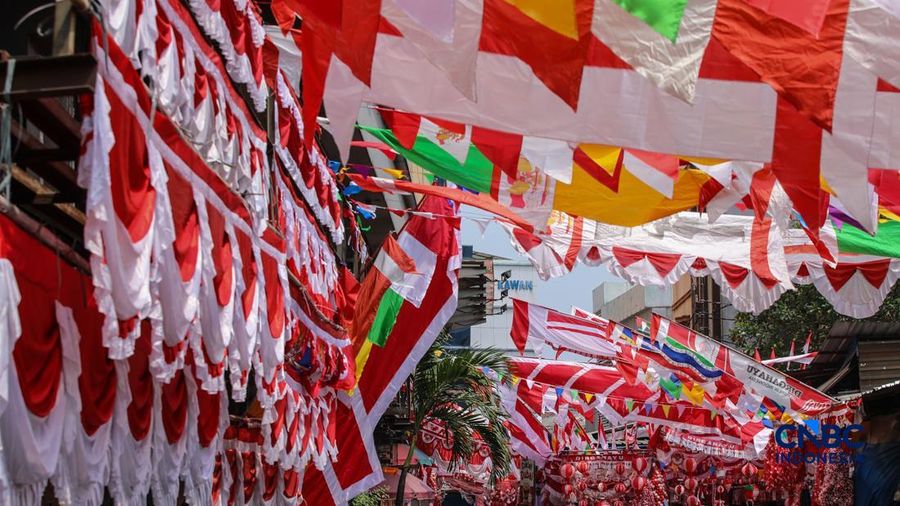 Calon pembeli melihat pernak-pernik peringatan Hari Ulang Tahun (HUT) ke-80 Republik Indonesia yang dijual di kawasam Pasar Jatinegara, Jakarta, Rabu (4/8/2026). (CNBC Indonesia/Faisal Rahman)