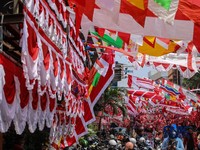 Calon pembeli melihat pernak-pernik peringatan Hari Ulang Tahun (HUT) ke-80 Republik Indonesia yang dijual di kawasam Pasar Jatinegara, Jakarta, Rabu (4/8/2026). (CNBC Indonesia/Faisal Rahman)