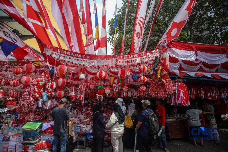 Calon pembeli melihat pernak-pernik peringatan Hari Ulang Tahun (HUT) ke-80 Republik Indonesia yang dijual di kawasam Pasar Jatinegara, Jakarta, Rabu (4/8/2026). (CNBC Indonesia/Faisal Rahman)