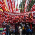 Calon pembeli melihat pernak-pernik peringatan Hari Ulang Tahun (HUT) ke-80 Republik Indonesia yang dijual di kawasamPasar Jatinegara, Jakarta, Rabu (4/8/2026).(CNBC Indonesia/Faisal Rahman)
