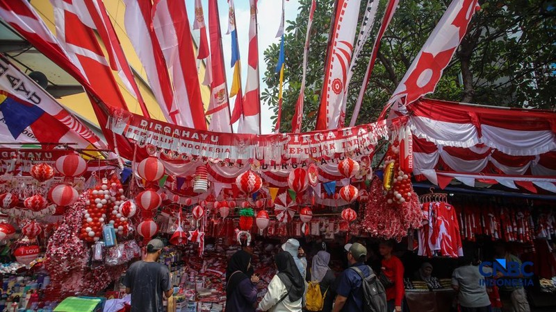 Calon pembeli melihat pernak-pernik peringatan Hari Ulang Tahun (HUT) ke-80 Republik Indonesia yang dijual di kawasam Pasar Jatinegara, Jakarta, Rabu (4/8/2026). (CNBC Indonesia/Faisal Rahman)