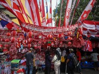 Calon pembeli melihat pernak-pernik peringatan Hari Ulang Tahun (HUT) ke-80 Republik Indonesia yang dijual di kawasamPasar Jatinegara, Jakarta, Rabu (4/8/2026).(CNBC Indonesia/Faisal Rahman)