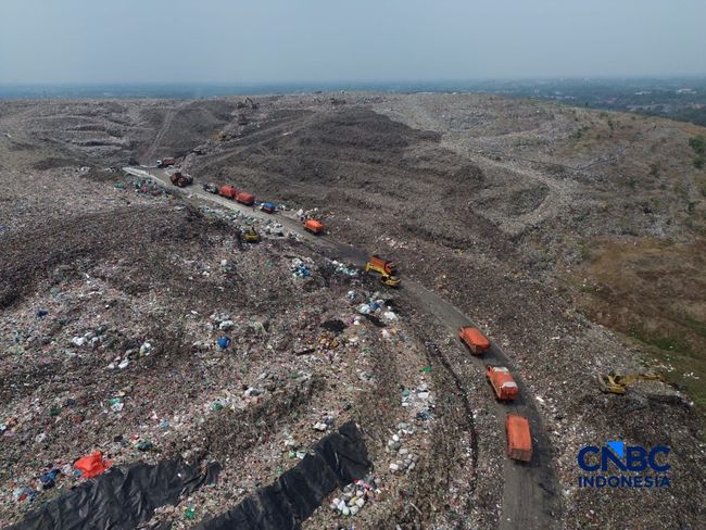 Foto udara aktivitas TPST Bantar Gebang memasang lapisan geomembran di tempat pemrosesan atau pembuangan akhir (TPA) sampah Bantar Gebang, Bekasi, Jawa Barat, Selasa, (4/8/2026). (CNBC Indonesia/Muhammad Sabki)