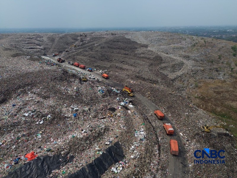 Sejumlah petugas TPST Bantar Gebang memasang lapisan geomembran di tempat pemrosesan atau pembuangan akhir (TPA) sampah Bantar Gebang, Bekasi, Jawa Barat, Selasa, (4/8/2026). (CNBC Indonesia/Muhammad Sabki)
