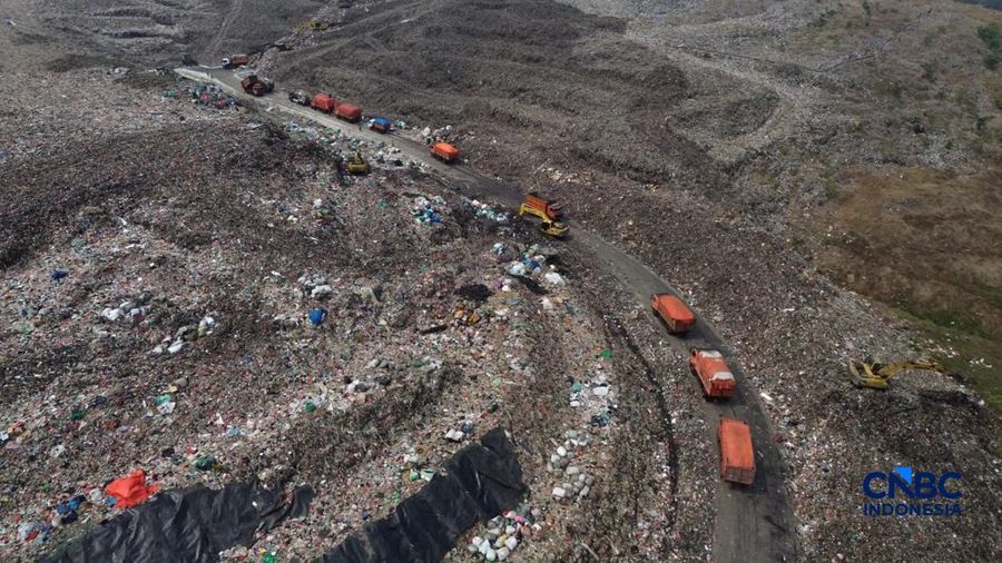 Foto udara aktivitas TPST Bantar Gebang memasang lapisan geomembran di tempat pemrosesan atau pembuangan akhir (TPA) sampah Bantar Gebang, Bekasi, Jawa Barat, Selasa, (4/8/2026). (CNBC Indonesia/Muhammad Sabki)