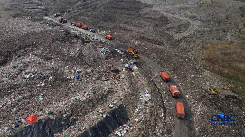 Foto udara aktivitas TPST Bantar Gebang memasang lapisan geomembran di tempat pemrosesan atau pembuangan akhir (TPA) sampah Bantar Gebang, Bekasi, Jawa Barat, Selasa, (4/8/2026). (CNBC Indonesia/Muhammad Sabki)
