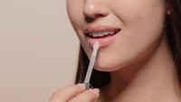 Ini Trik Lip Gloss Tahan Lama untuk Kamu yang Sering Makan Tanpa Touch Up!