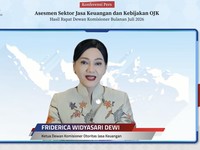 Ketua Dewan Komisioner Otoritas Jasa Keuangan, Friderica Widyasari saat Konferensi Pers Asesmen Sektor Jasa Keuangan dan Kebijakan OJK Hasil RDKB Bulan Juli 2026. (Tangkapan layar Youtube OJK)