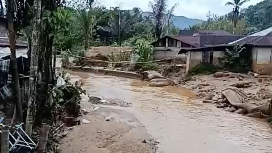 Kondisi banjir nan merendam permukiman penduduk di Kabupaten Tapanuli Tengah, Sumatera Utara, Senin (3/8/2026).