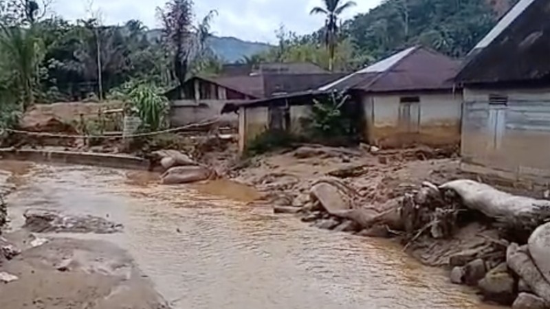 Kondisi banjir yang merendam permukiman warga di Kabupaten Tapanuli Tengah, Sumatera Utara, Senin (3/8/2026).