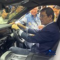 Menteri Keuangan (Menkeu), Purbaya Yudhi Sadewa menaiki Hyundai Palisade Hybrid yang dipamerkan dalam GAIKINDO Indonesia International Auto Show (GIIAS) 2026 di ICE BSD, Tangerang, Selassa (4/8/2026). (CNBC Indonesia/Ferry Sandi)