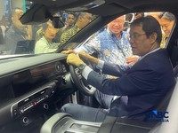 Menteri Keuangan (Menkeu), Purbaya Yudhi Sadewa menjajal menaiki Hyundai Palisade Hybrid yang dipamerkan dalam GAIKINDO Indonesia International Auto Show (GIIAS) 2026 di ICE BSD, Tangerang, Selassa (4/8/2026). (CNBC Indonesia/Ferry Sandi)