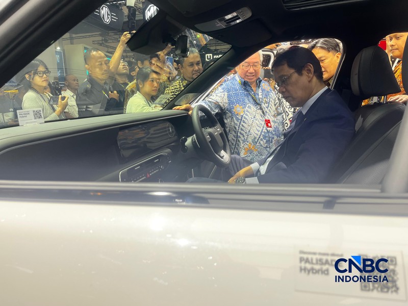 Menteri Keuangan (Menkeu), Purbaya Yudhi Sadewa menjajal menaiki sepeda motor Harley Davidson yang dipamerkan dalam GAIKINDO Indonesia International Auto Show (GIIAS) 2026 di ICE BSD, Tangerang, Selassa (4/8/2026). (CNBC Indonesia/Ferry Sandi)