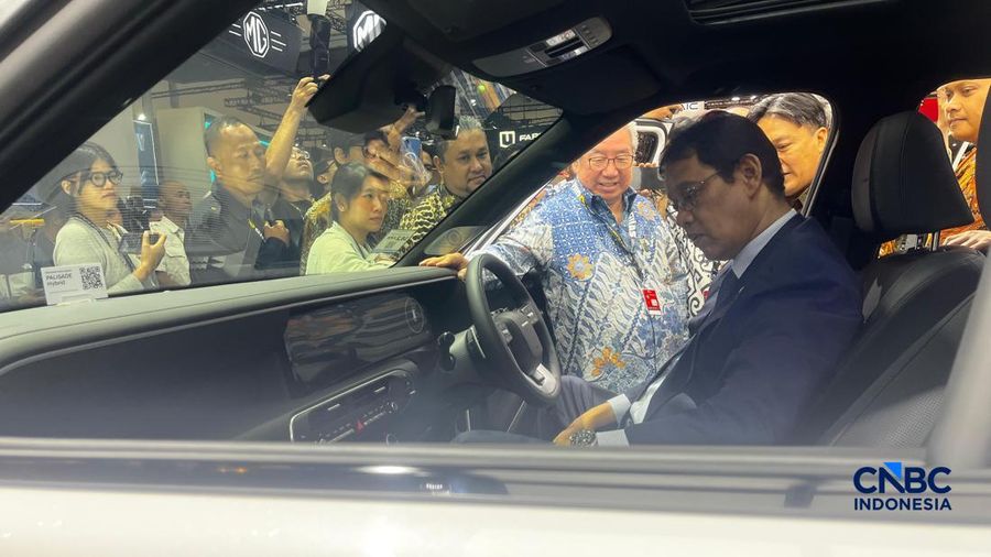 Menteri Keuangan (Menkeu), Purbaya Yudhi Sadewa menjajal menaiki Hyundai Palisade Hybrid nan dipamerkan dalam GAIKINDO Indonesia International Auto Show (GIIAS) 2026 di ICE BSD, Tangerang, Selassa (4/8/2026). (CNBC Indonesia/Ferry Sandi)