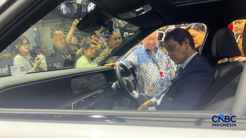 Menteri Keuangan (Menkeu), Purbaya Yudhi Sadewa menjajal menaiki Hyundai Palisade Hybrid yang dipamerkan dalam GAIKINDO Indonesia International Auto Show (GIIAS) 2026 di ICE BSD, Tangerang, Selassa (4/8/2026). (CNBC Indonesia/Ferry Sandi)
