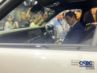 Menteri Keuangan (Menkeu), Purbaya Yudhi Sadewa menjajal menaiki Hyundai Palisade Hybrid yang dipamerkan dalam GAIKINDO Indonesia International Auto Show (GIIAS) 2026 di ICE BSD, Tangerang, Selassa (4/8/2026). (CNBC Indonesia/Ferry Sandi)