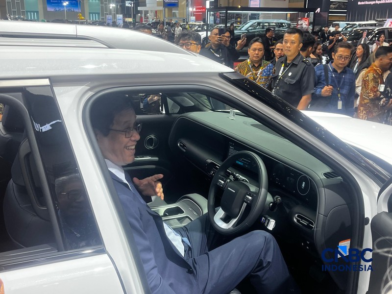 Menteri Keuangan (Menkeu), Purbaya Yudhi Sadewa menjajal menaiki sepeda motor Harley Davidson yang dipamerkan dalam GAIKINDO Indonesia International Auto Show (GIIAS) 2026 di ICE BSD, Tangerang, Selassa (4/8/2026). (CNBC Indonesia/Ferry Sandi)