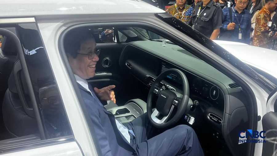 Menteri Keuangan (Menkeu), Purbaya Yudhi Sadewa menjajal menaiki Hyundai Palisade Hybrid nan dipamerkan dalam GAIKINDO Indonesia International Auto Show (GIIAS) 2026 di ICE BSD, Tangerang, Selassa (4/8/2026). (CNBC Indonesia/Ferry Sandi)