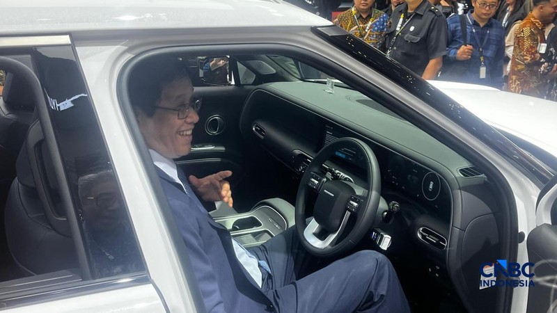 Menteri Keuangan (Menkeu), Purbaya Yudhi Sadewa menjajal menaiki Hyundai Palisade Hybrid yang dipamerkan dalam GAIKINDO Indonesia International Auto Show (GIIAS) 2026 di ICE BSD, Tangerang, Selassa (4/8/2026). (CNBC Indonesia/Ferry Sandi)