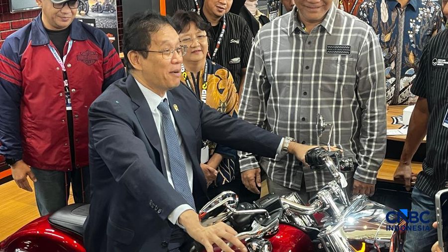 Menteri Keuangan (Menkeu), Purbaya Yudhi Sadewa menjajal menaiki sepeda motor Harley Davidson nan dipamerkan dalam GAIKINDO Indonesia International Auto Show (GIIAS) 2026 di ICE BSD, Tangerang, Selassa (4/8/2026). (CNBC Indonesia/Ferry Sandi)