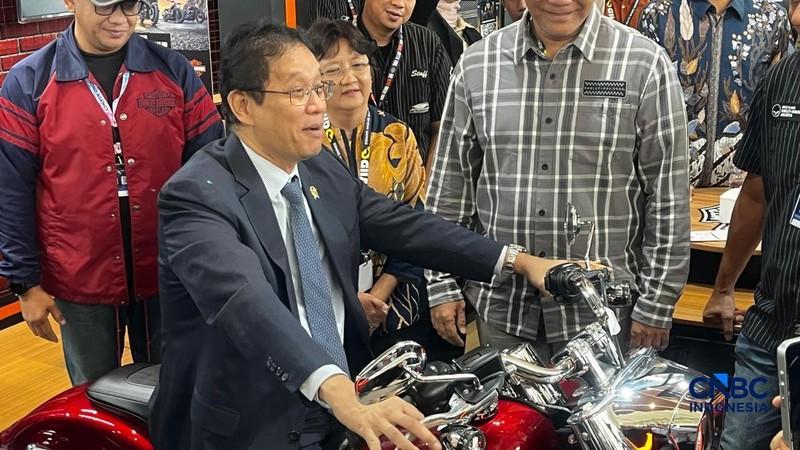 Menteri Keuangan (Menkeu), Purbaya Yudhi Sadewa menjajal menaiki sepeda motor Harley Davidson yang dipamerkan dalam GAIKINDO Indonesia International Auto Show (GIIAS) 2026 di ICE BSD, Tangerang, Selassa (4/8/2026). (CNBC Indonesia/Ferry Sandi)