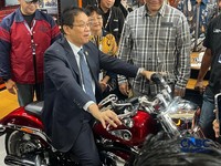 Menteri Keuangan (Menkeu), Purbaya Yudhi Sadewa menjajal menaiki sepeda motor Harley Davidson yang dipamerkan dalam GAIKINDO Indonesia International Auto Show (GIIAS) 2026 di ICE BSD, Tangerang, Selassa (4/8/2026). (CNBC Indonesia/Ferry Sandi)