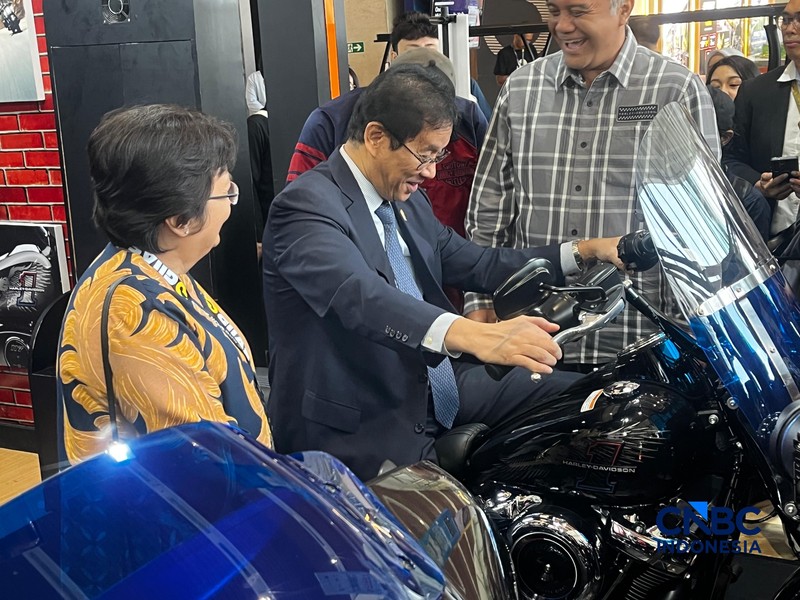 Menteri Keuangan (Menkeu), Purbaya Yudhi Sadewa menjajal menaiki sepeda motor Harley Davidson yang dipamerkan dalam GAIKINDO Indonesia International Auto Show (GIIAS) 2026 di ICE BSD, Tangerang, Selassa (4/8/2026). (CNBC Indonesia/Ferry Sandi)