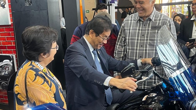 Menteri Keuangan (Menkeu), Purbaya Yudhi Sadewa menjajal menaiki sepeda motor Harley Davidson yang dipamerkan dalam GAIKINDO Indonesia International Auto Show (GIIAS) 2026 di ICE BSD, Tangerang, Selassa (4/8/2026). (CNBC Indonesia/Ferry Sandi)