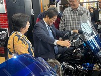 Menteri Keuangan (Menkeu), Purbaya Yudhi Sadewa menjajal menaiki sepeda motor Harley Davidson yang dipamerkan dalam GAIKINDO Indonesia International Auto Show (GIIAS) 2026 di ICE BSD, Tangerang, Selassa (4/8/2026). (CNBC Indonesia/Ferry Sandi)