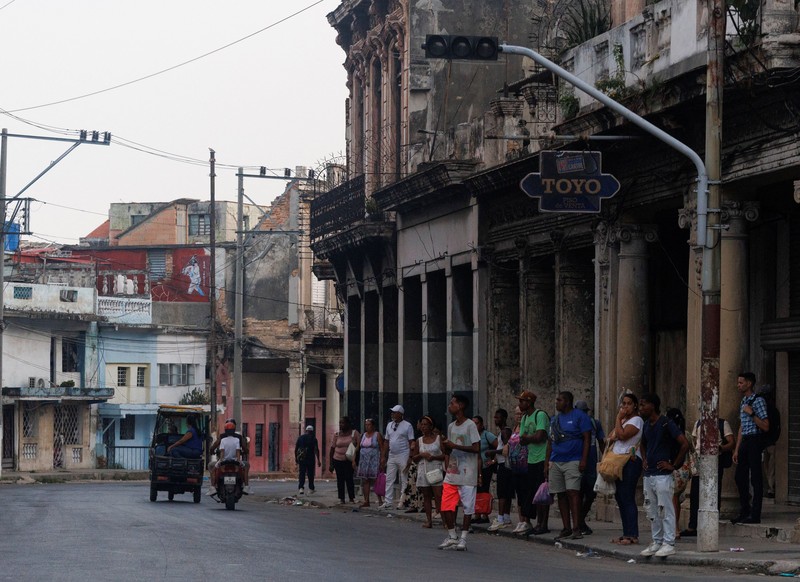 Seorang pria mengendarai sepeda sambil menyeberang jalan saat jaringan listrik nasional Kuba mengalami gangguan pada hari Minggu, kegagalan jaringan listrik nasional keempat dalam waktu kurang dari sebulan, di Havana, Kuba, 3 Agustus 2026. (REUTERS/Norlys Perez)