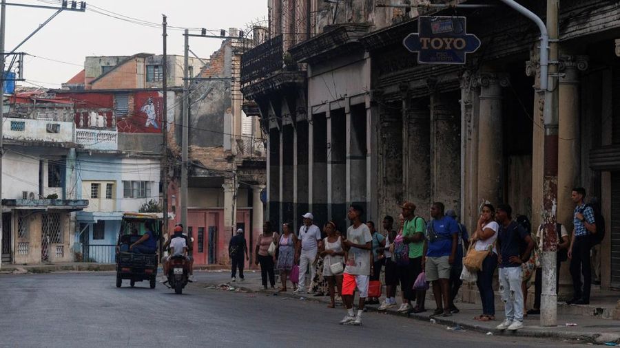 Orang-orang berdiri di jalan menunggu transportasi setelah jaringan listrik nasional Kuba runtuh pada hari Minggu, kegagalan jaringan listrik nasional keempat dalam waktu kurang dari sebulan, di Havana, Kuba, 3 Agustus 2026.