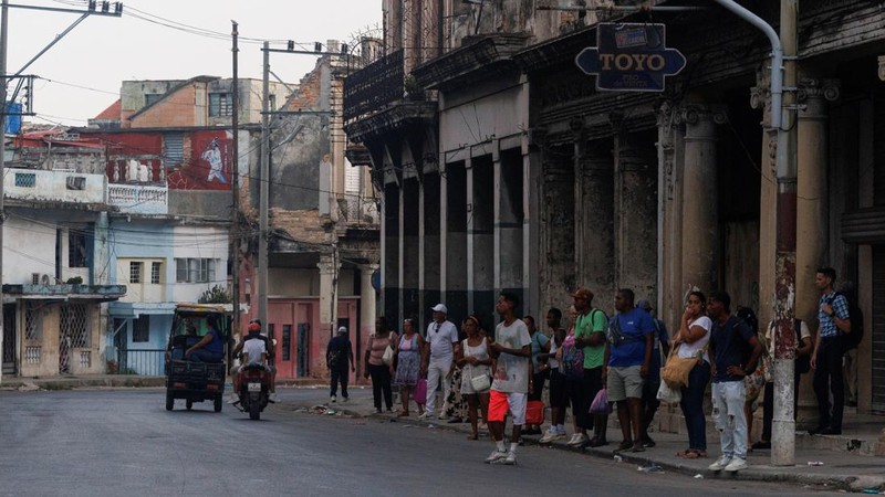 Orang-orang berdiri di jalan menunggu transportasi setelah jaringan listrik nasional Kuba runtuh pada hari Minggu, kegagalan jaringan listrik nasional keempat dalam waktu kurang dari sebulan, di Havana, Kuba, 3 Agustus 2026.