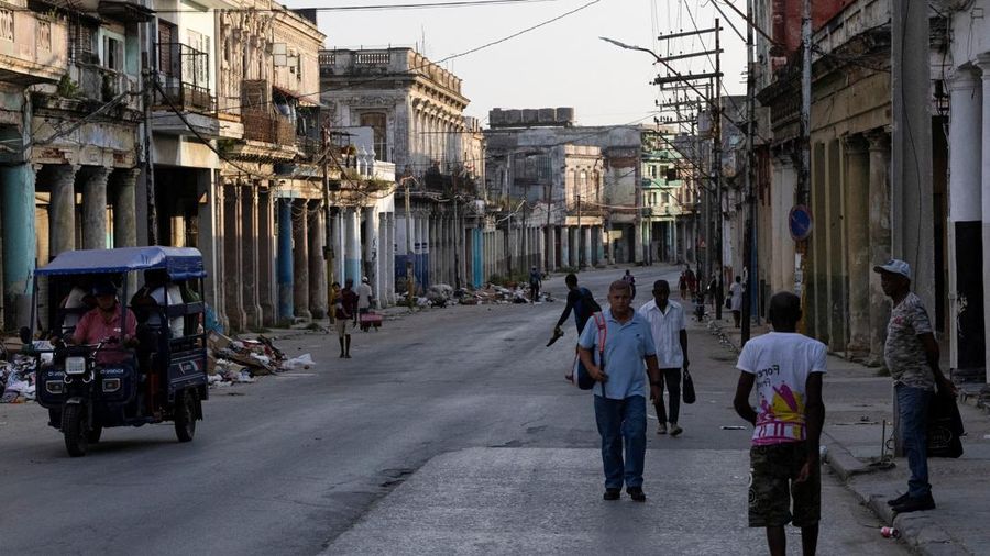 Orang-orang melangkah di jalan setelah jaringan listrik nasional Kuba runtuh pada hari Minggu, kegagalan jaringan listrik nasional keempat dalam waktu kurang dari sebulan, di Havana, Kuba, 3 Agustus 2026.