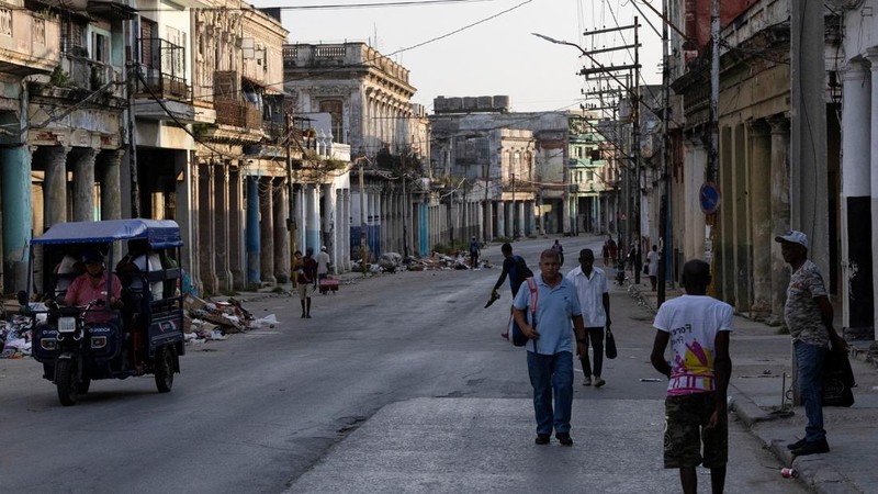 Orang-orang berjalan di jalan setelah jaringan listrik nasional Kuba runtuh pada hari Minggu, kegagalan jaringan listrik nasional keempat dalam waktu kurang dari sebulan, di Havana, Kuba, 3 Agustus 2026.