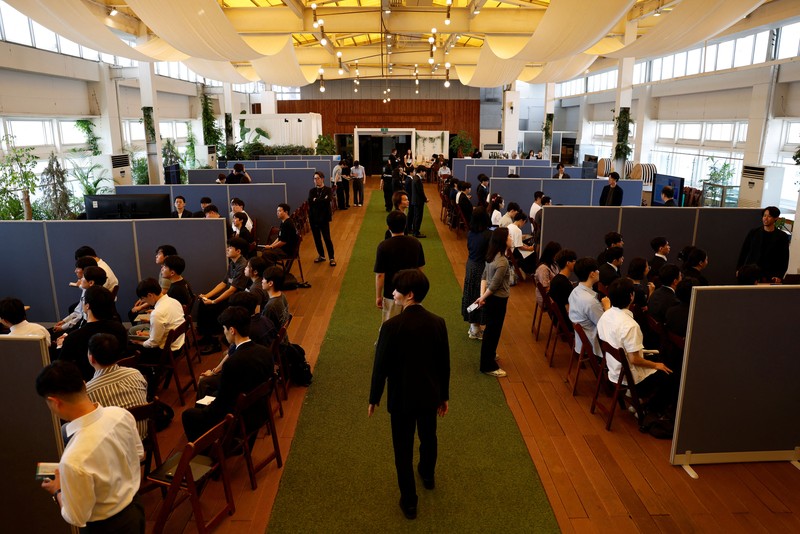 Para pencari kerja asal Korea Selatan menghadiri bursa kerja yang menghubungkan mereka dengan pengusaha Jepang di Seoul, Korea Selatan, 12 Juli 2026. (REUTERS/Kim Soo-hyeon)