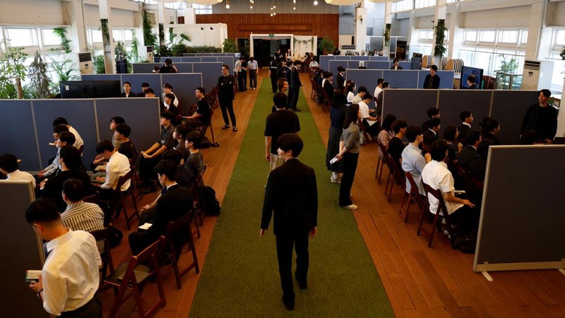 Para pencari kerja asal Korea Selatan menghadiri bursa kerja yang menghubungkan mereka dengan pengusaha Jepang di Seoul, Korea Selatan, 12 Juli 2026. (REUTERS/Kim Soo-hyeon)