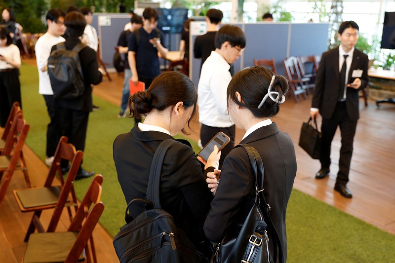 Para pencari kerja asal Korea Selatan menghadiri bursa kerja yang menghubungkan mereka dengan pengusaha Jepang di Seoul, Korea Selatan, 12 Juli 2026. (REUTERS/Kim Soo-hyeon)