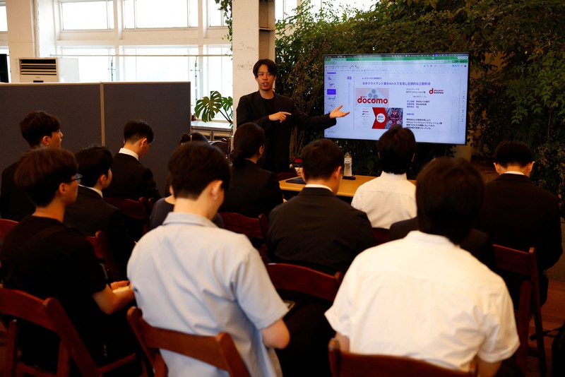 Para pencari kerja asal Korea Selatan menghadiri bursa kerja yang menghubungkan mereka dengan pengusaha Jepang di Seoul, Korea Selatan, 12 Juli 2026. (REUTERS/Kim Soo-hyeon)
