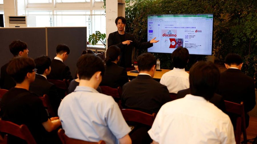 Para pencari kerja Korea Selatan mendengarkan presentasi tentang peluang kerja selama pameran kerja di Seoul, Korea Selatan, 12 Juli 2026.
