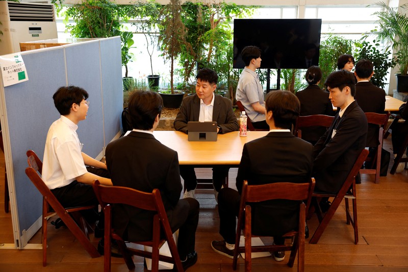 Para pencari kerja asal Korea Selatan menghadiri bursa kerja yang menghubungkan mereka dengan pengusaha Jepang di Seoul, Korea Selatan, 12 Juli 2026. (REUTERS/Kim Soo-hyeon)