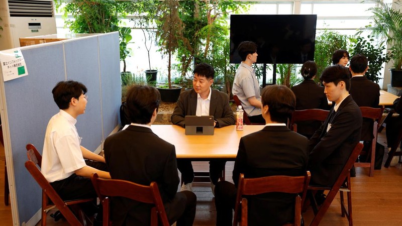 Para pencari kerja Korea Selatan mengikuti wawancara kelompok dengan perwakilan perusahaan Jepang selama pameran kerja di Seoul, Korea Selatan, 12 Juli 2026.