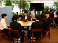 Para pencari kerja Korea Selatan mengikuti wawancara kelompok dengan perwakilan perusahaan Jepang selama pameran kerja di Seoul, Korea Selatan, 12 Juli 2026. (REUTERS/Kim Soo-hyeon)
