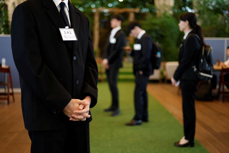 Para pencari kerja asal Korea Selatan menghadiri bursa kerja yang menghubungkan mereka dengan pengusaha Jepang di Seoul, Korea Selatan, 12 Juli 2026. (REUTERS/Kim Soo-hyeon)