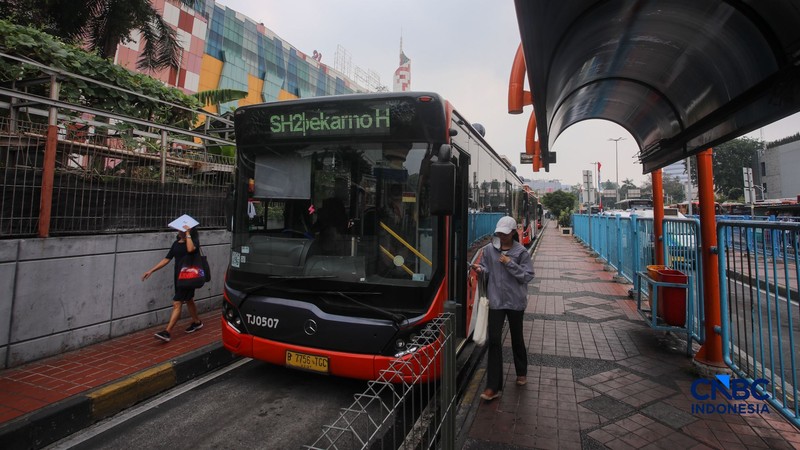 Penumpang menaiki bus Transbandara rute Blok M-Bandara Soekarno Hatta (Soetta) di Terminal Blok M, Jakarta, Selasa (4/8/2026). (CNBC Indonesia/Faisal Rahman)