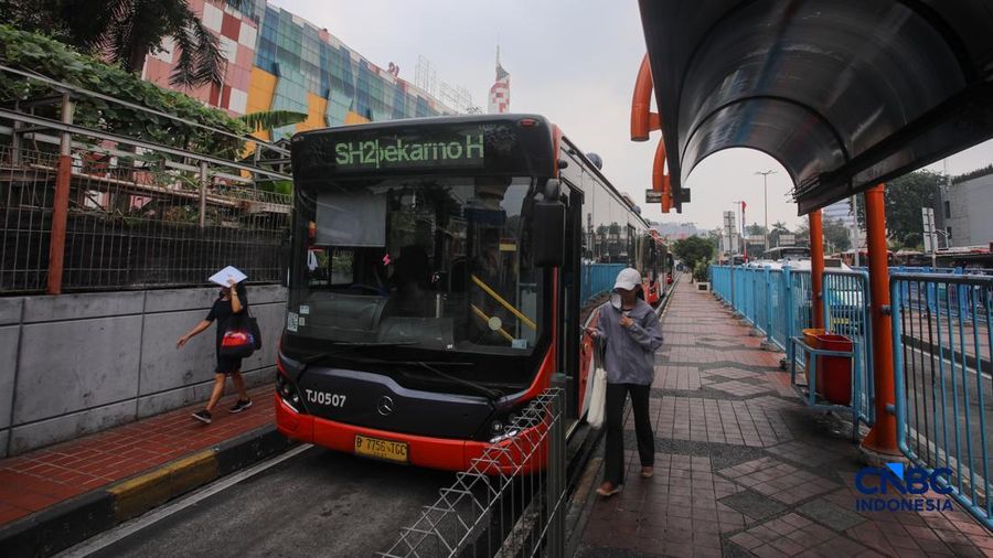 Penumpang menaiki bus Transbandara rute Blok M-Bandara Soekarno Hatta (Soetta) di Terminal Blok M, Jakarta, Selasa (4/8/2026). (CNBC Indonesia/Faisal Rahman)