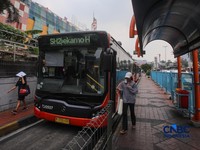 Penumpang menaiki bus Transbandara rute Blok M-Bandara Soekarno Hatta (Soetta) di Terminal Blok M, Jakarta, Selasa (4/8/2026). (CNBC Indonesia/Faisal Rahman)